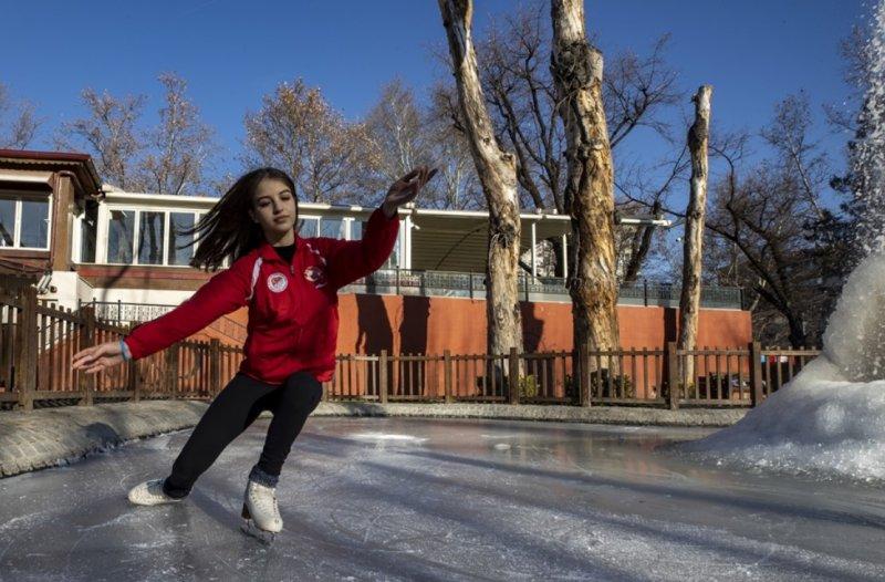 Kuğulu Park'ta buz pateni keyfi