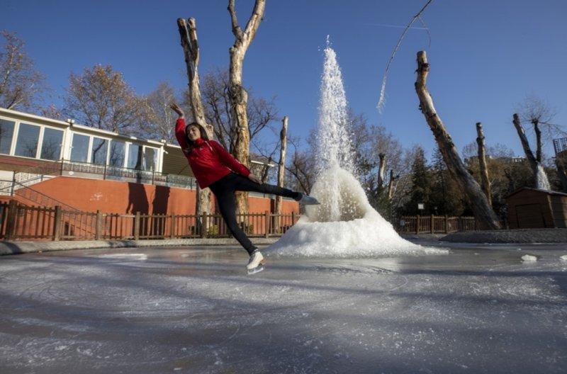 Kuğulu Park'ta buz pateni keyfi