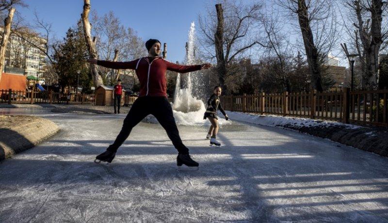 Kuğulu Park'ta buz pateni keyfi