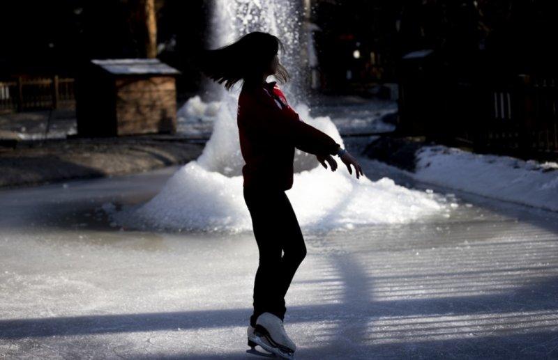 Kuğulu Park'ta buz pateni keyfi