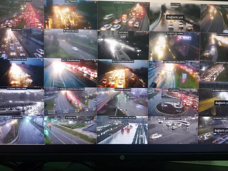 İzmir'de sağanak yağış etkili oldu