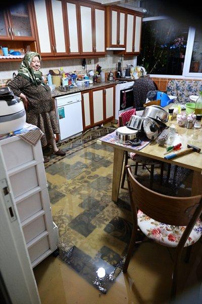 İzmir'de sağanak yağış etkili oldu