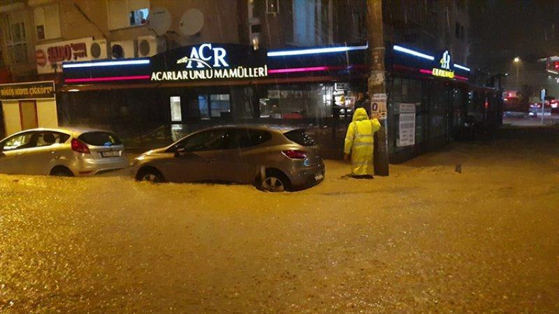 İzmir'de sağanak yağış etkili oldu