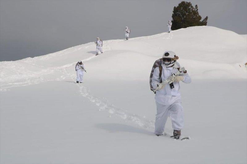 Mehmetçik, 1.5 metre karda teröristlerin izini sürüyor