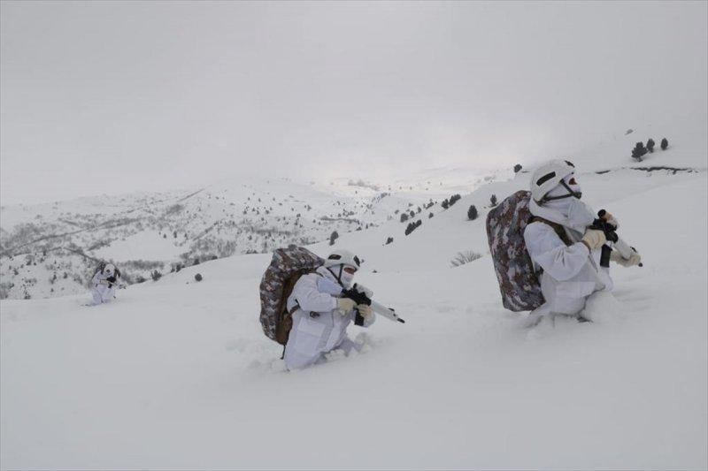 Mehmetçik, 1.5 metre karda teröristlerin izini sürüyor