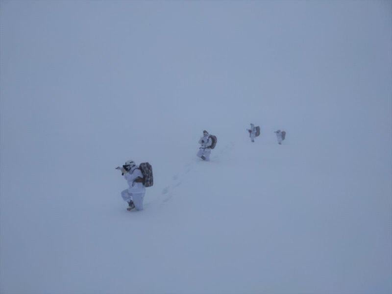 Mehmetçik, 1.5 metre karda teröristlerin izini sürüyor