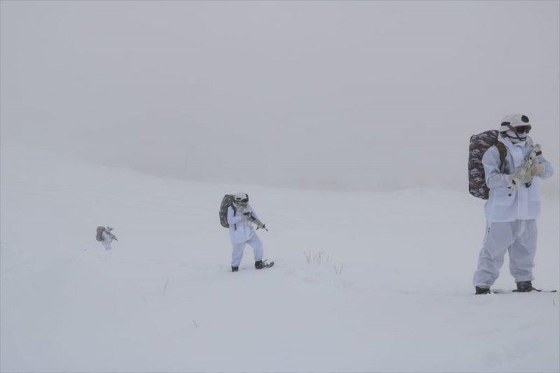 Mehmetçik, 1.5 metre karda teröristlerin izini sürüyor
