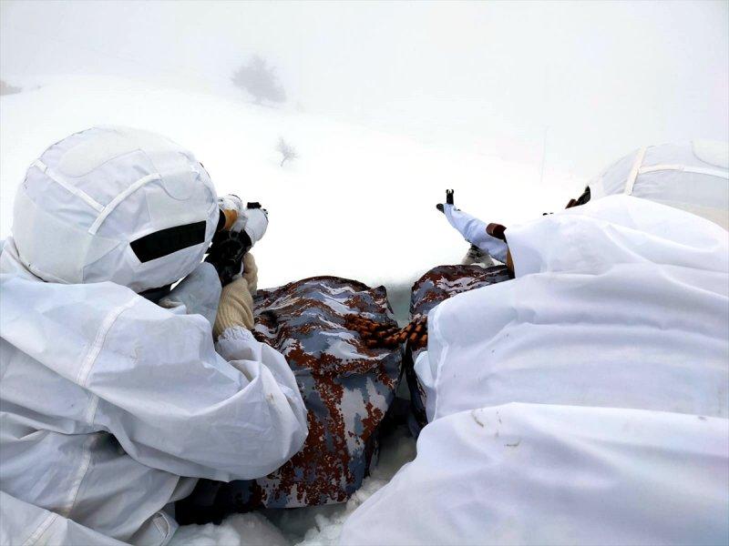 Mehmetçik, 1.5 metre karda teröristlerin izini sürüyor