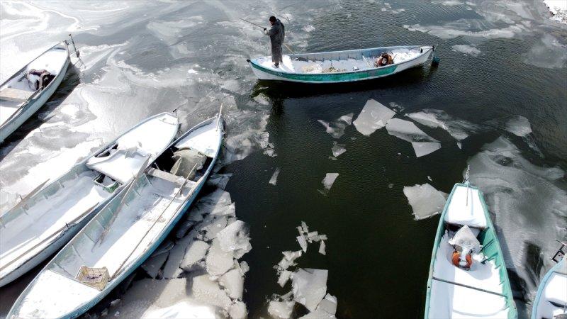 Türkiye'nin en büyük tatlı su gölü buz tuttu