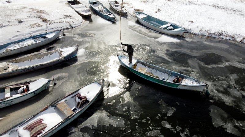 Türkiye'nin en büyük tatlı su gölü buz tuttu
