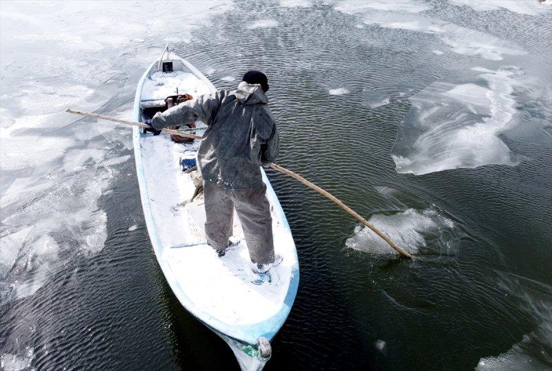 Türkiye'nin en büyük tatlı su gölü buz tuttu