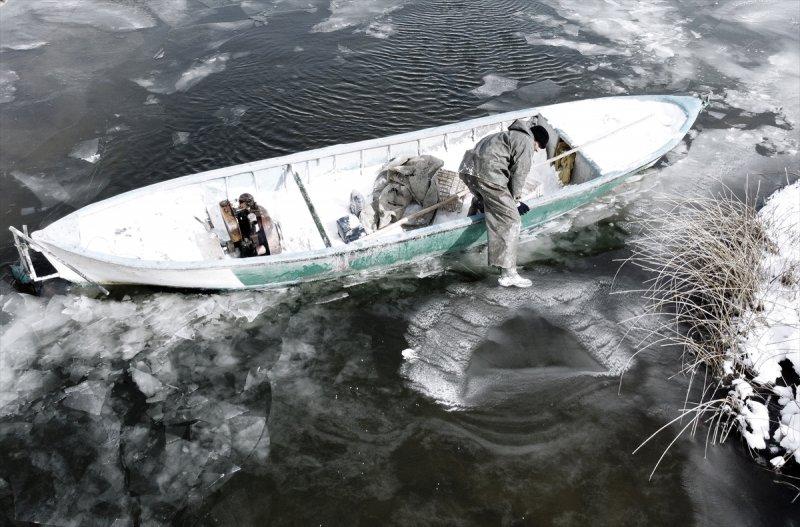 Türkiye'nin en büyük tatlı su gölü buz tuttu