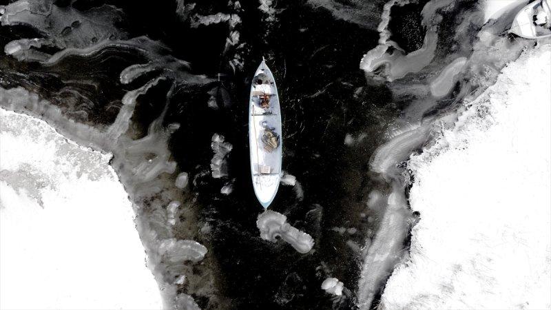 Türkiye'nin en büyük tatlı su gölü buz tuttu