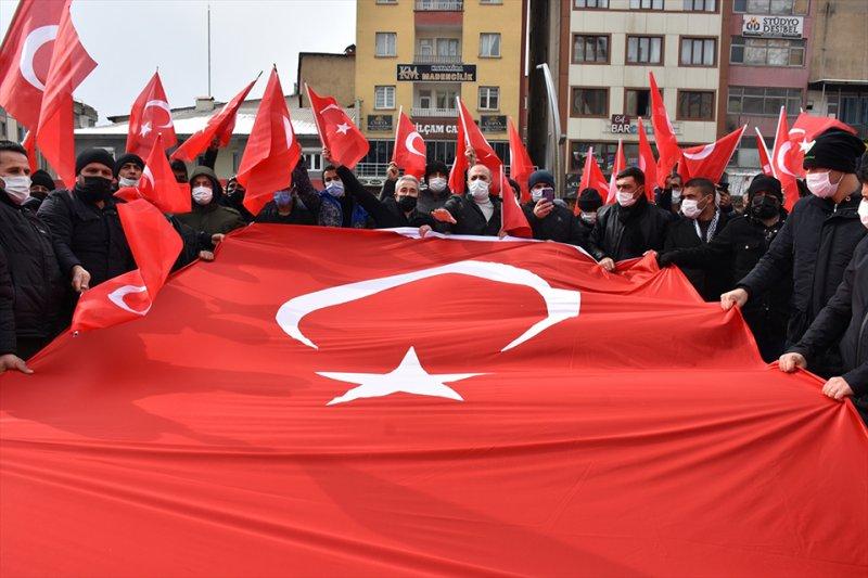 Hakkarililer, 13 Türk vatandaşının şehit edilmesine tepki gösterdi