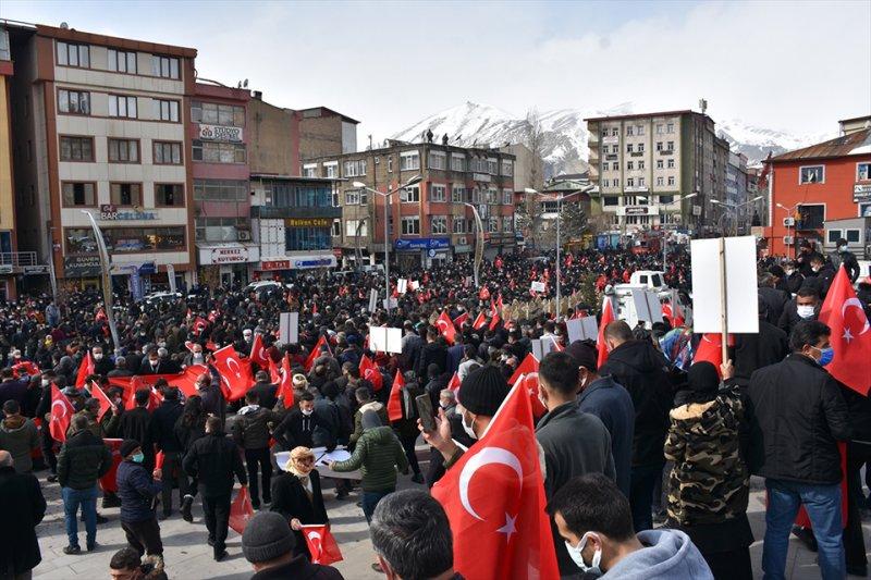 Hakkarililer, 13 Türk vatandaşının şehit edilmesine tepki gösterdi