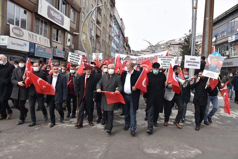 Hakkarililer, 13 Türk vatandaşının şehit edilmesine tepki gösterdi
