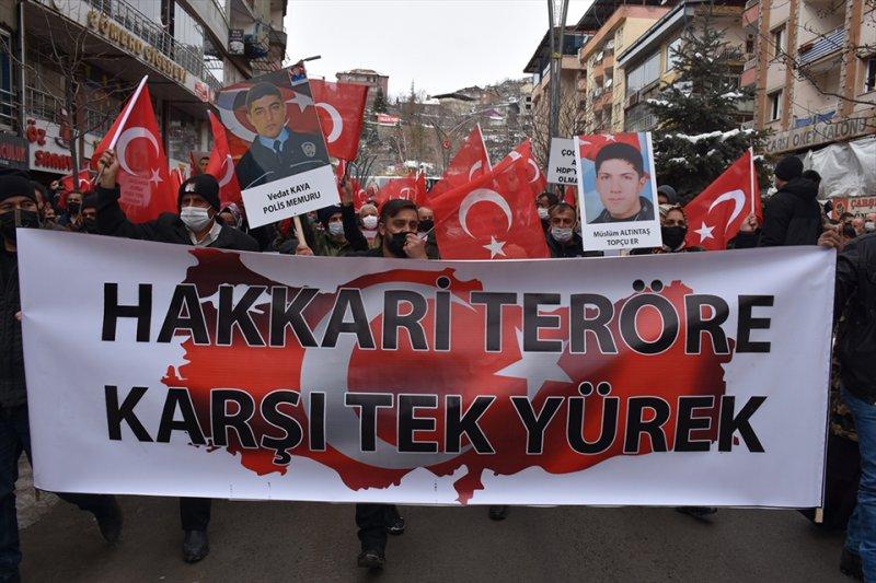 Hakkarililer, 13 Türk vatandaşının şehit edilmesine tepki gösterdi
