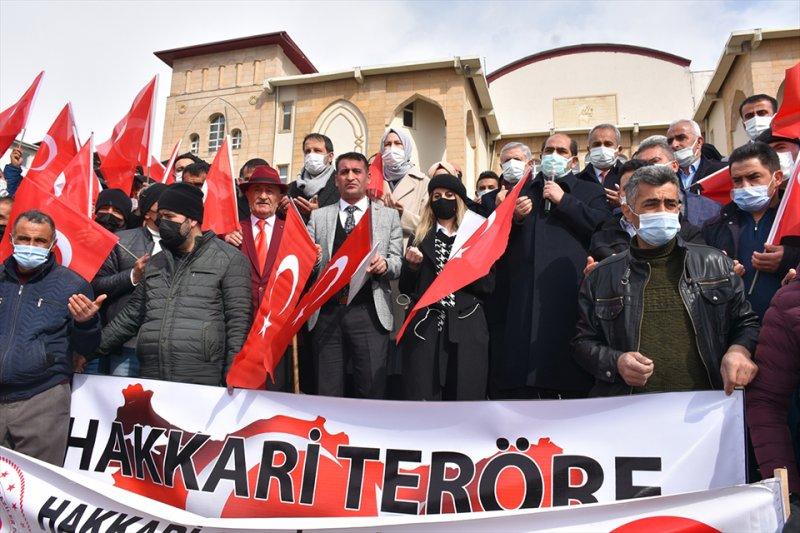Hakkarililer, 13 Türk vatandaşının şehit edilmesine tepki gösterdi