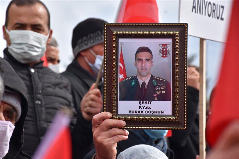 Hakkarililer, 13 Türk vatandaşının şehit edilmesine tepki gösterdi