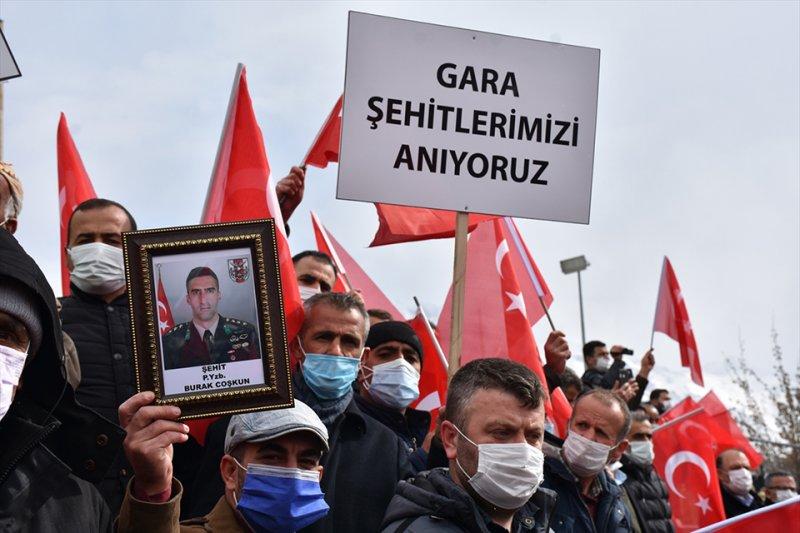 Hakkarililer, 13 Türk vatandaşının şehit edilmesine tepki gösterdi