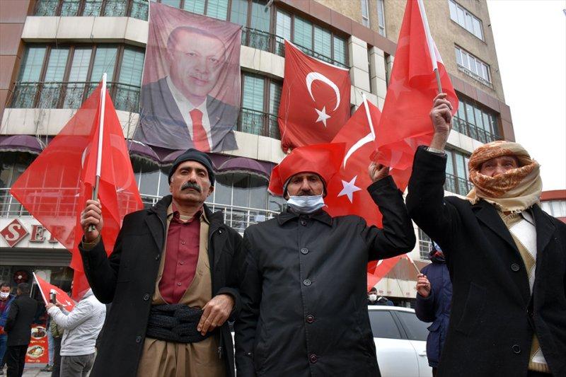 Hakkarililer, 13 Türk vatandaşının şehit edilmesine tepki gösterdi