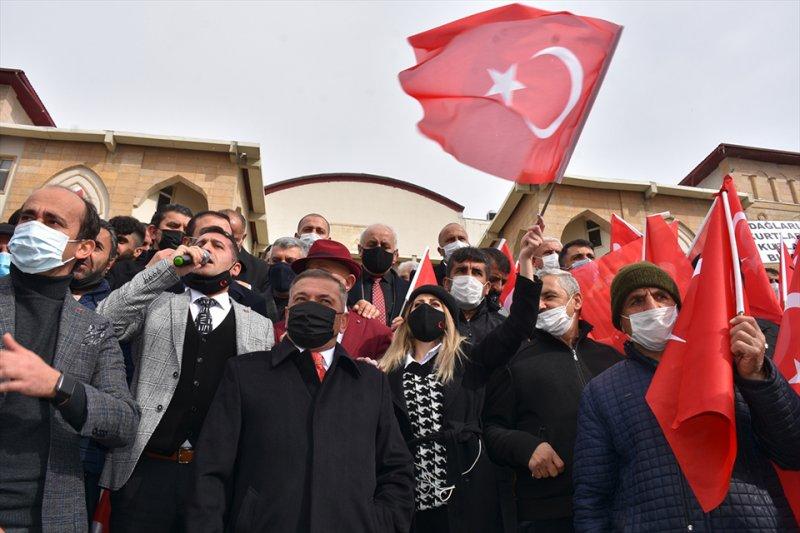 Hakkarililer, 13 Türk vatandaşının şehit edilmesine tepki gösterdi