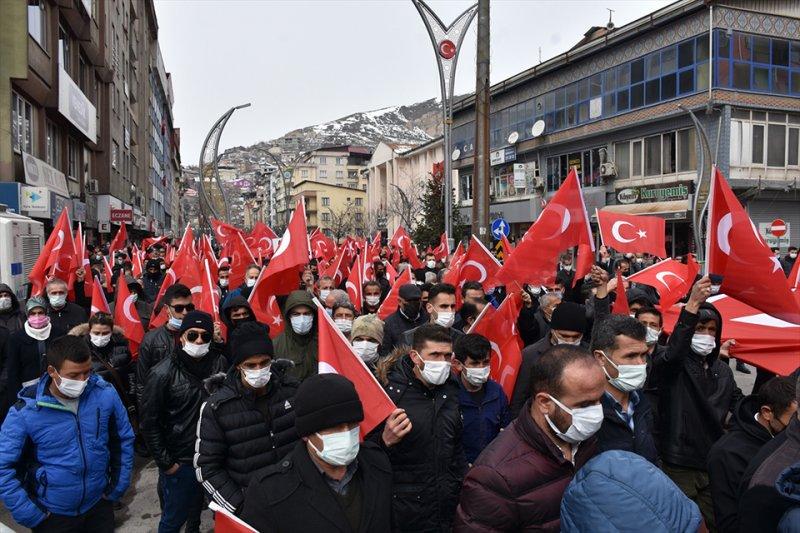 Hakkarililer, 13 Türk vatandaşının şehit edilmesine tepki gösterdi