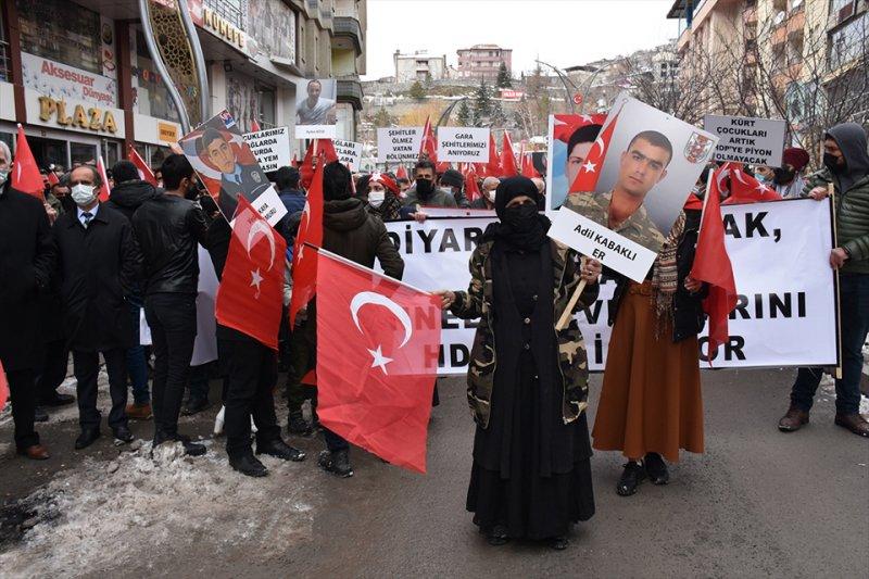 Hakkarililer, 13 Türk vatandaşının şehit edilmesine tepki gösterdi