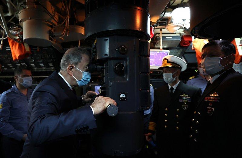 Hulusi Akar'dan, TCG Gür denizaltısına ziyaret