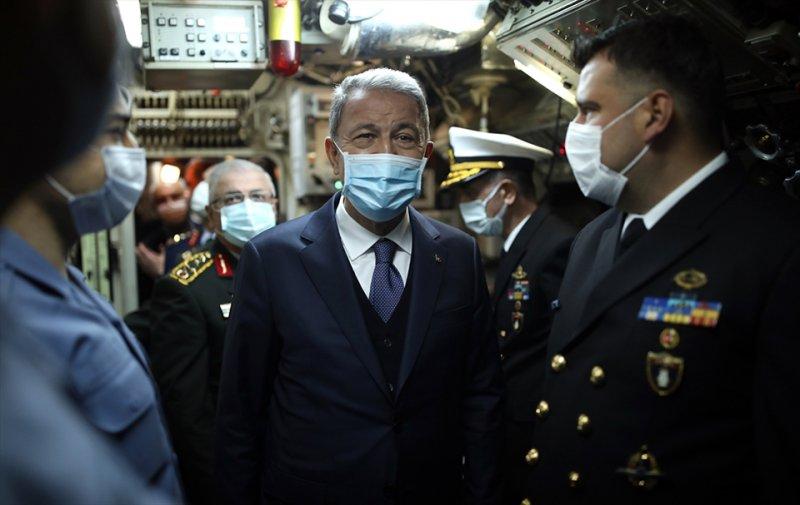 Hulusi Akar'dan, TCG Gür denizaltısına ziyaret