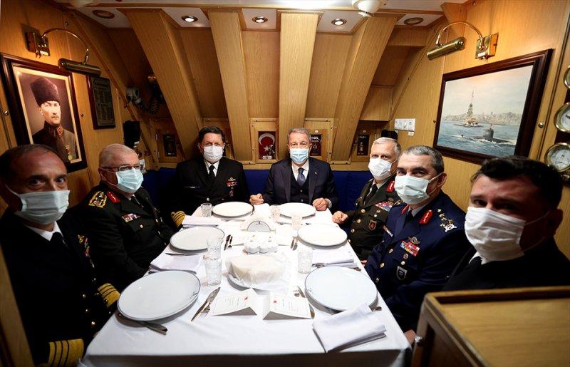 Hulusi Akar'dan, TCG Gür denizaltısına ziyaret
