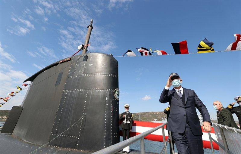 Hulusi Akar'dan, TCG Gür denizaltısına ziyaret