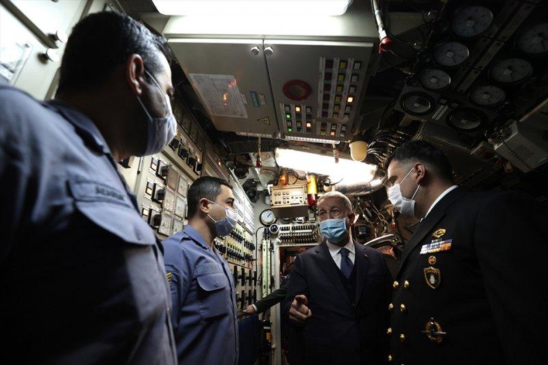 Hulusi Akar'dan, TCG Gür denizaltısına ziyaret