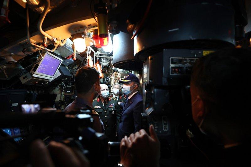 Hulusi Akar'dan, TCG Gür denizaltısına ziyaret