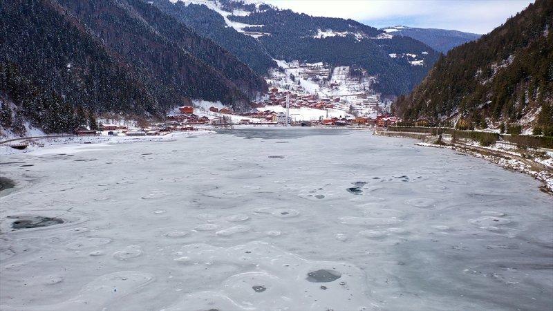 Kar manzaralı Uzungöl, tatilcilerin ilgisini çekti