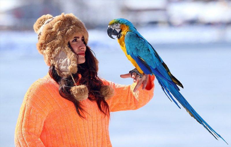 Kar manzaralı Uzungöl, tatilcilerin ilgisini çekti
