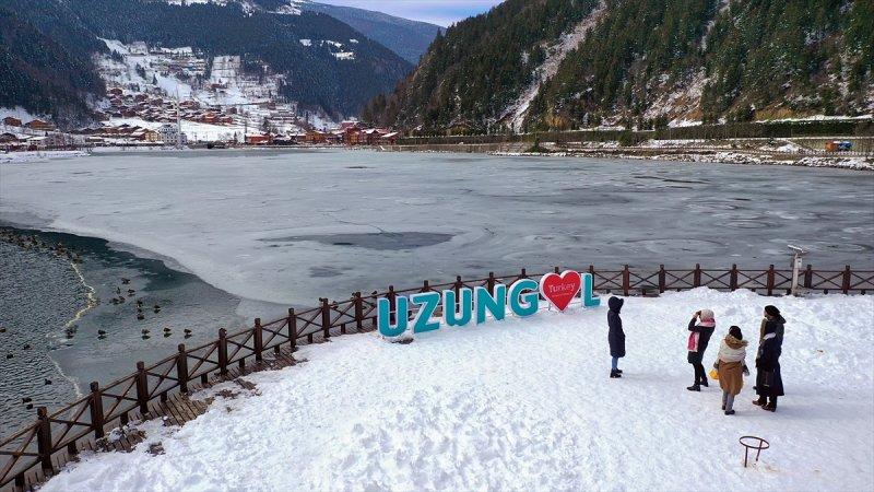Kar manzaralı Uzungöl, tatilcilerin ilgisini çekti