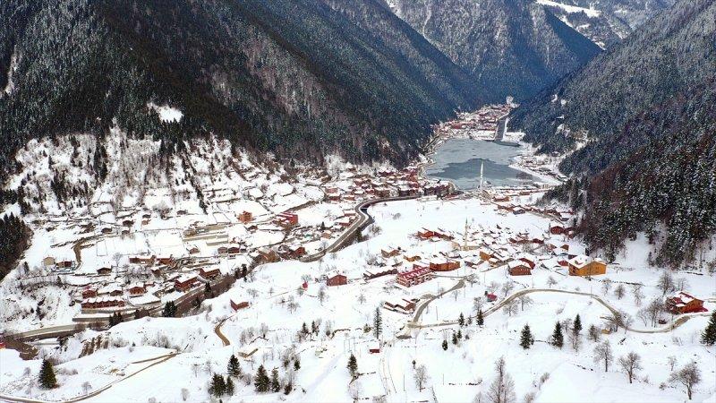 Kar manzaralı Uzungöl, tatilcilerin ilgisini çekti