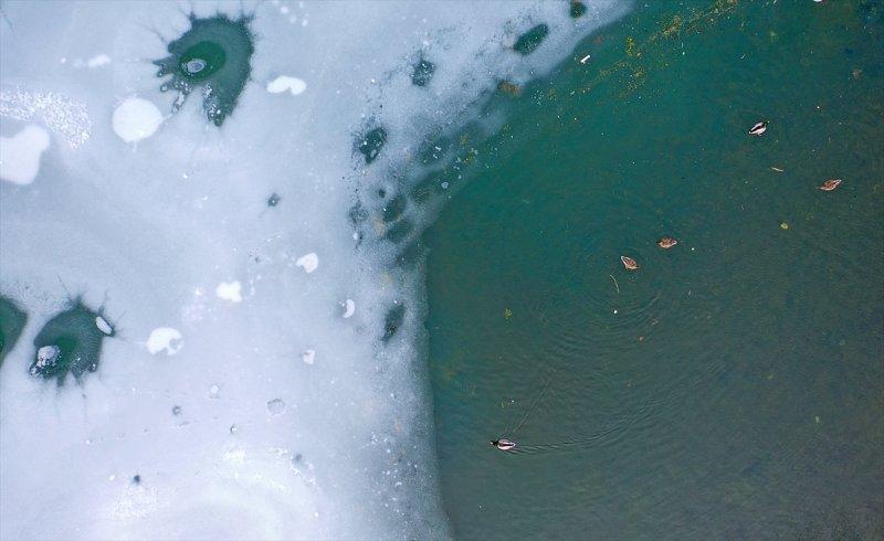 Kar manzaralı Uzungöl, tatilcilerin ilgisini çekti