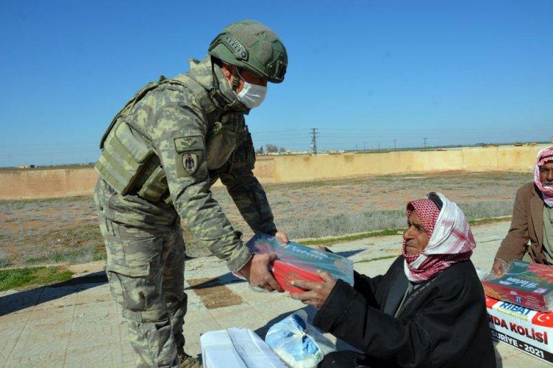 Mehmetçik Resulayn'daki çocuklara yardım dağıttı