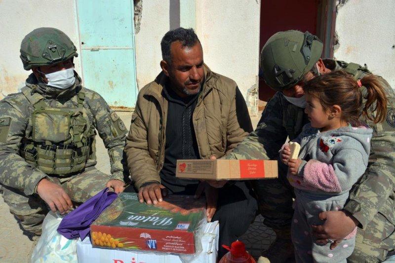 Mehmetçik Resulayn'daki çocuklara yardım dağıttı