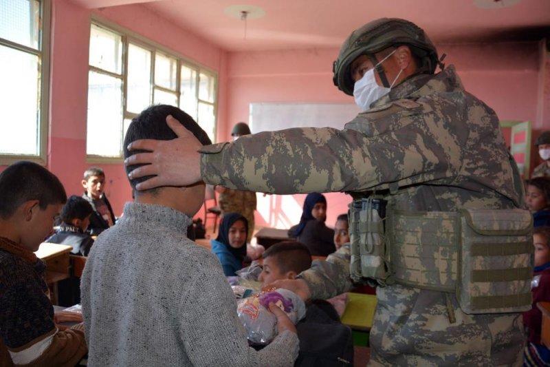 Mehmetçik Resulayn'daki çocuklara yardım dağıttı