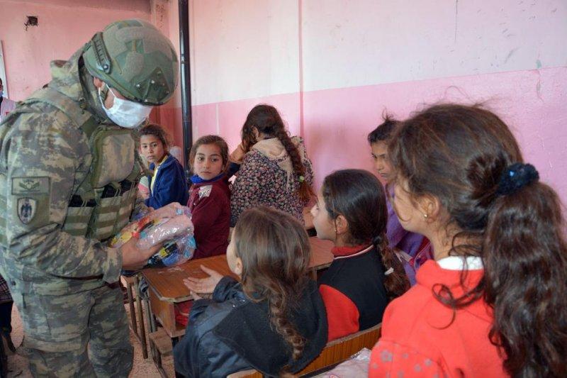 Mehmetçik Resulayn'daki çocuklara yardım dağıttı