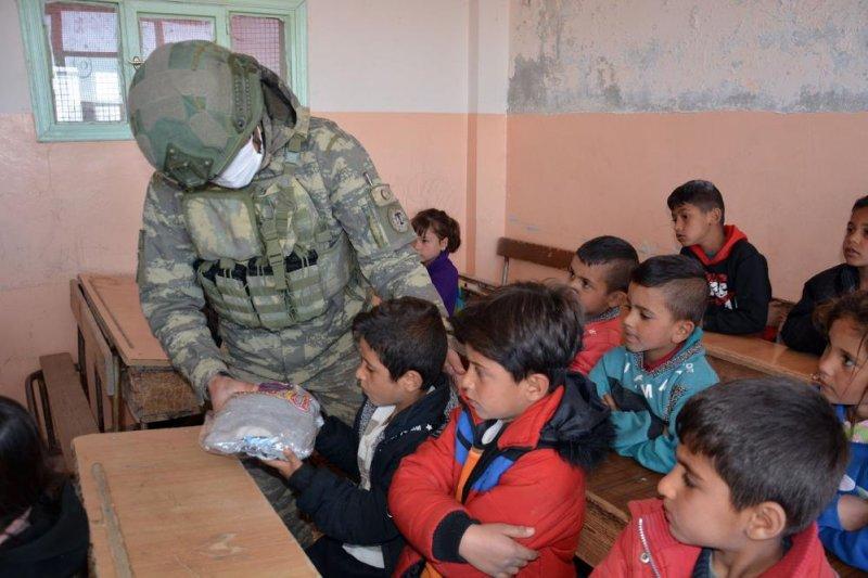 Mehmetçik Resulayn'daki çocuklara yardım dağıttı