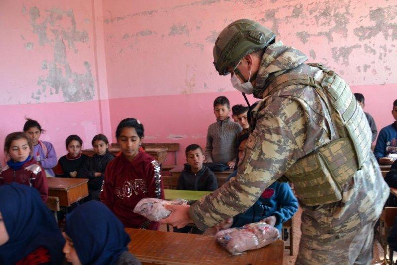 Mehmetçik Resulayn'daki çocuklara yardım dağıttı