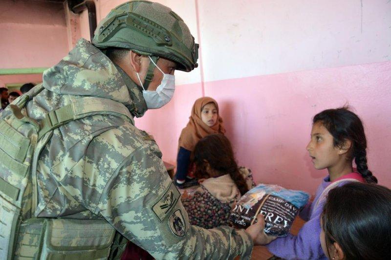 Mehmetçik Resulayn'daki çocuklara yardım dağıttı