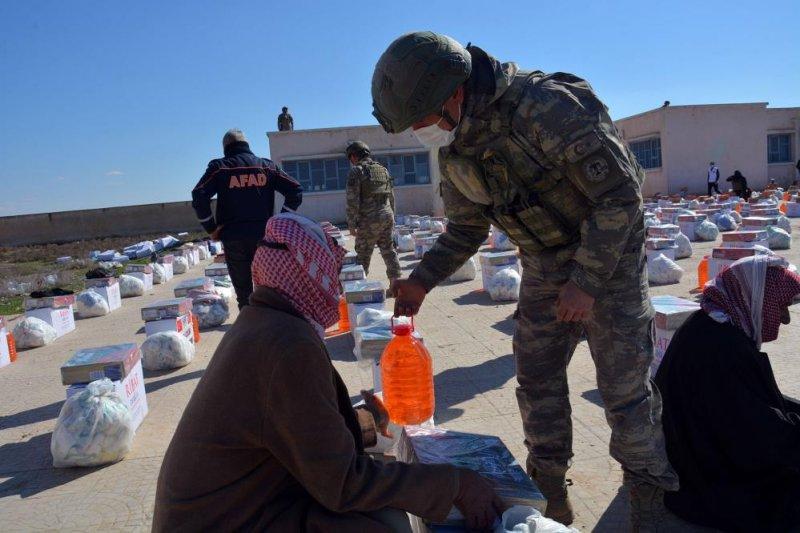 Mehmetçik Resulayn'daki çocuklara yardım dağıttı