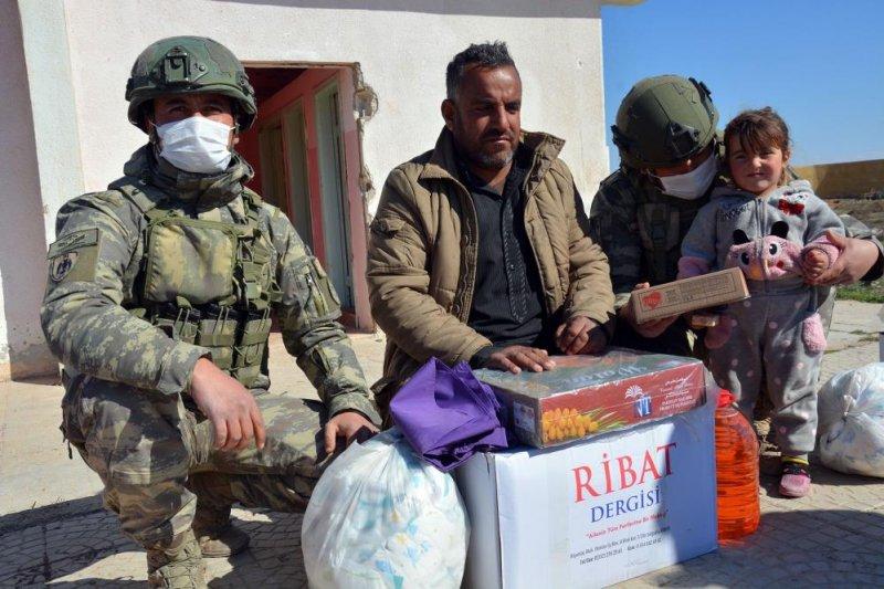 Mehmetçik Resulayn'daki çocuklara yardım dağıttı