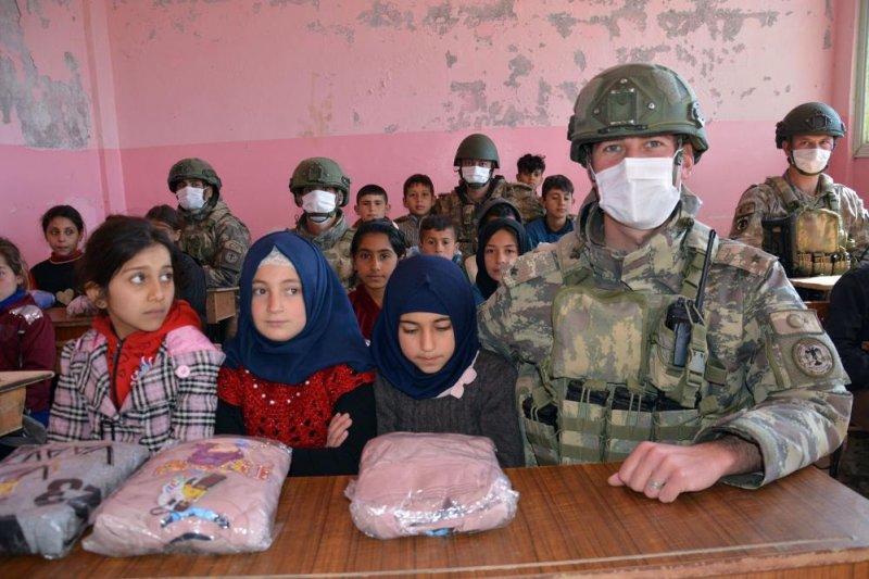 Mehmetçik Resulayn'daki çocuklara yardım dağıttı