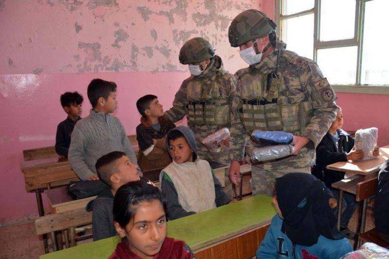 Mehmetçik Resulayn'daki çocuklara yardım dağıttı